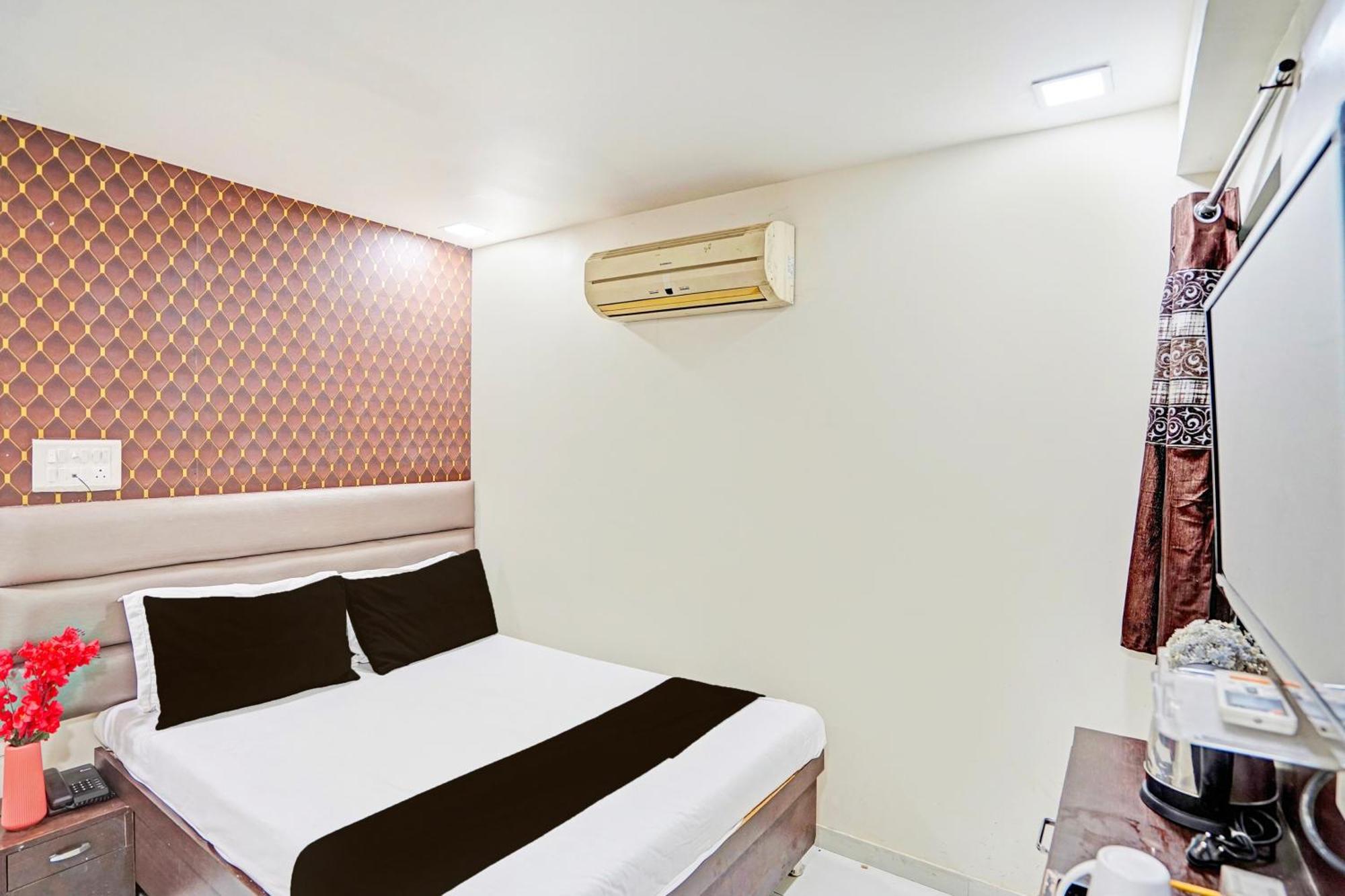 Hotel O S. G. Highway Formerly I Land Park أحمد أباد المظهر الخارجي الصورة