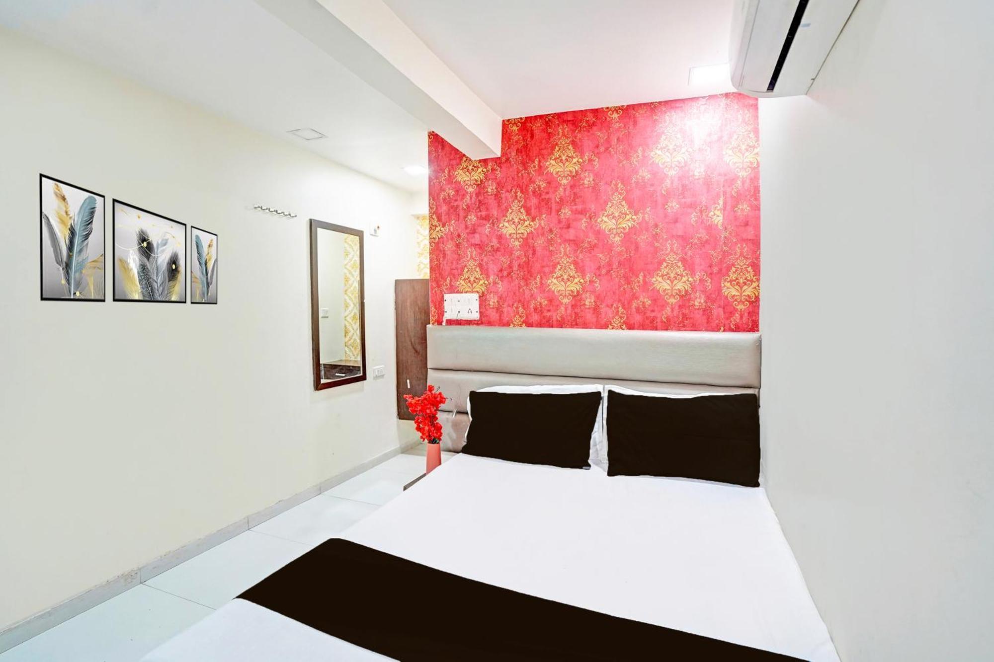 Hotel O S. G. Highway Formerly I Land Park أحمد أباد المظهر الخارجي الصورة