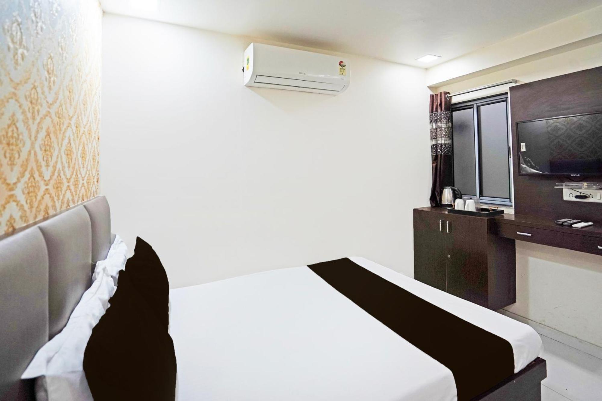 Hotel O S. G. Highway Formerly I Land Park أحمد أباد المظهر الخارجي الصورة