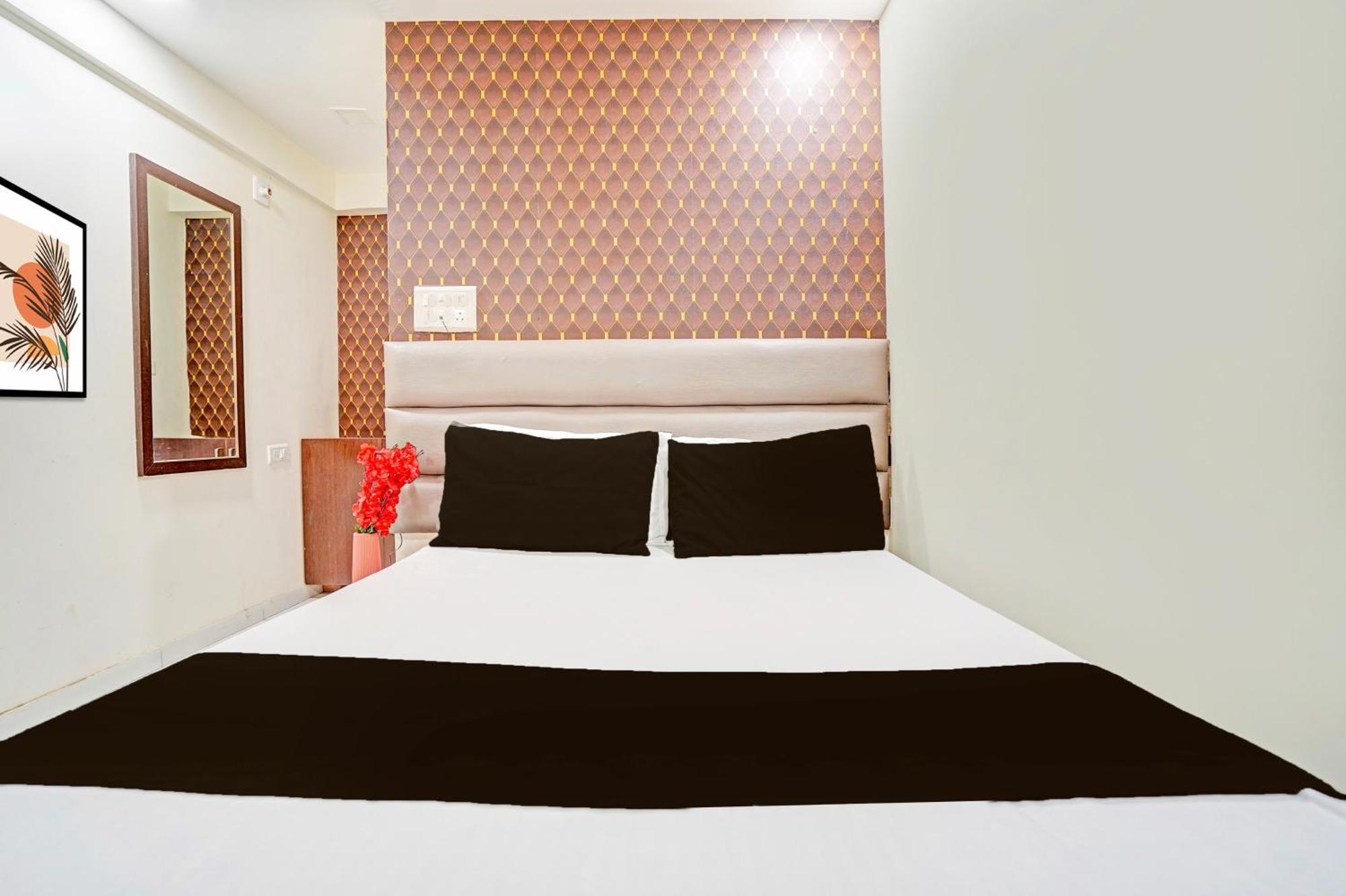 Hotel O S. G. Highway Formerly I Land Park أحمد أباد المظهر الخارجي الصورة