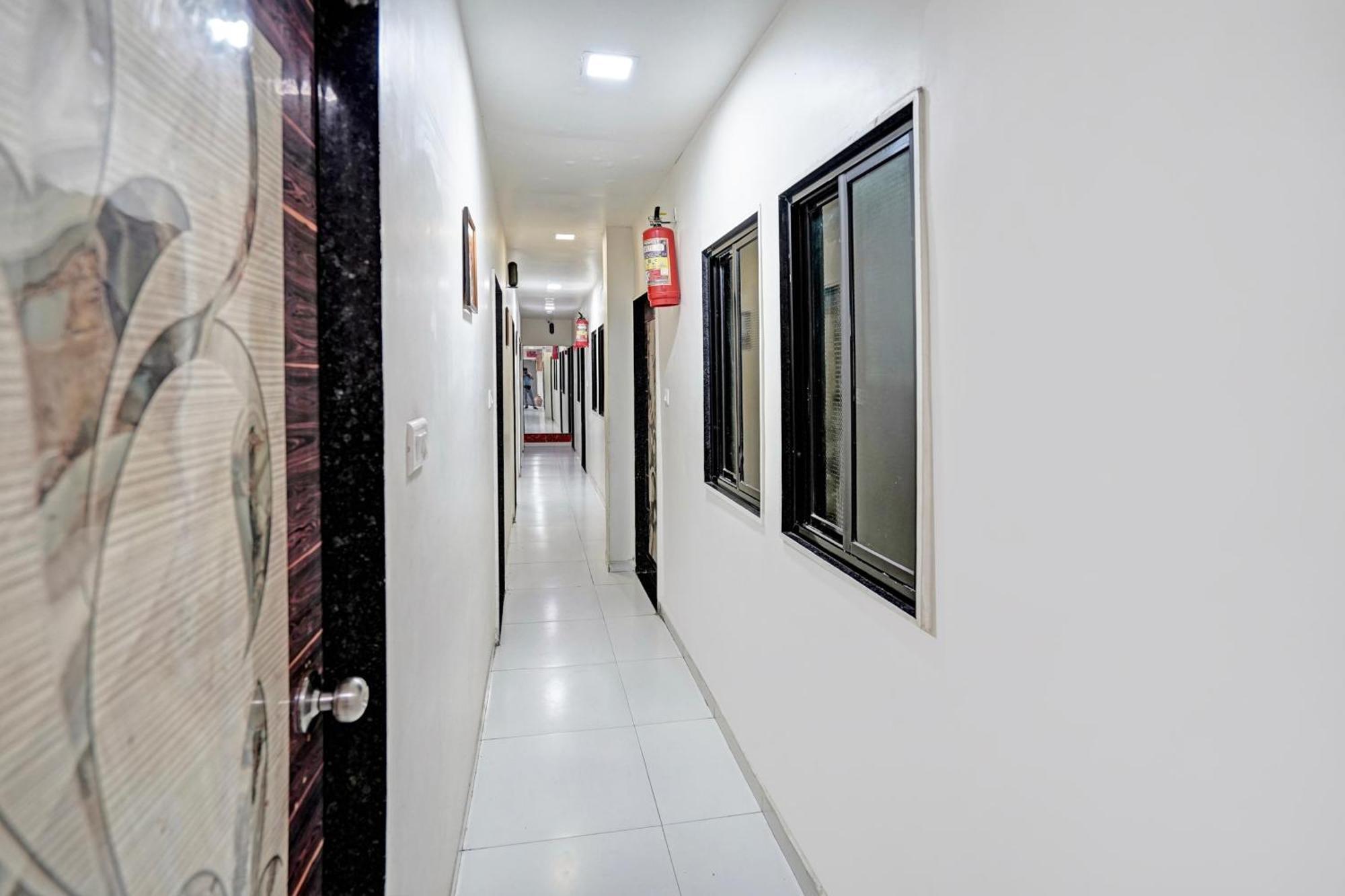 Hotel O S. G. Highway Formerly I Land Park أحمد أباد المظهر الخارجي الصورة